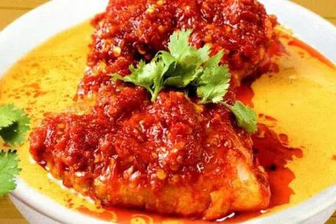 ENAK DIMAKAN PANAS-PANAS: Inilah hidangan 'Mengkulu Ikan Parang' yang terdapat dalam buku 'Resepi: Masakan Singapura'.