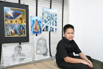 LUKISAN DIPAMERKAN: Adam Danial Mohamad Faisal teruja dapat berpeluang mempamerkan lukisannya yang bertajuk, ‘Where Machines Grow Life’, di pameran ‘Art Capital Paris: Le Salon des Artistes Français’ yang berlangsung di Grand Palais, Perancis, dari 18 hingga 22 Februari.  