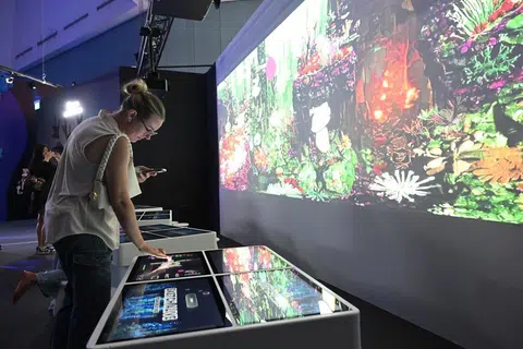 Pengunjung mencuba pengalaman interaktif ‘Sketch Alive’ semasa pratonton media bagi pameran ‘ONE Ocean: Every Action Ripples’ di Pusat Sains Singapura, pada 28 Mei.