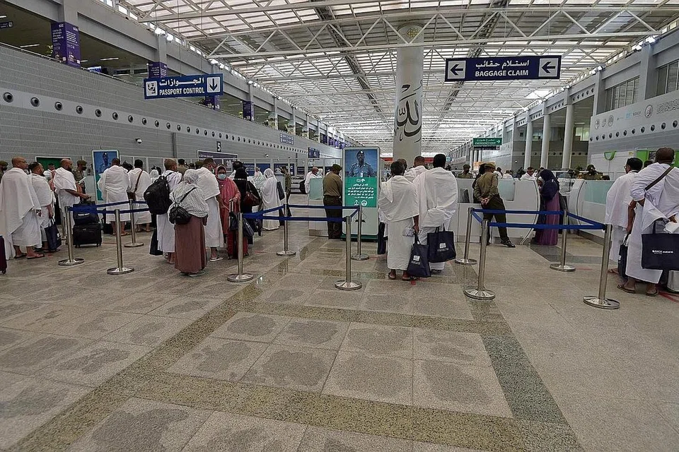 SAMBUT JEMAAH: Arab Saudi menerima kumpulan jemaah haji pertamanya tahun ini selepas dua tahun ibadah haji tidak dapat dilakukan dek pandemik Covid-19. - Foto AFP