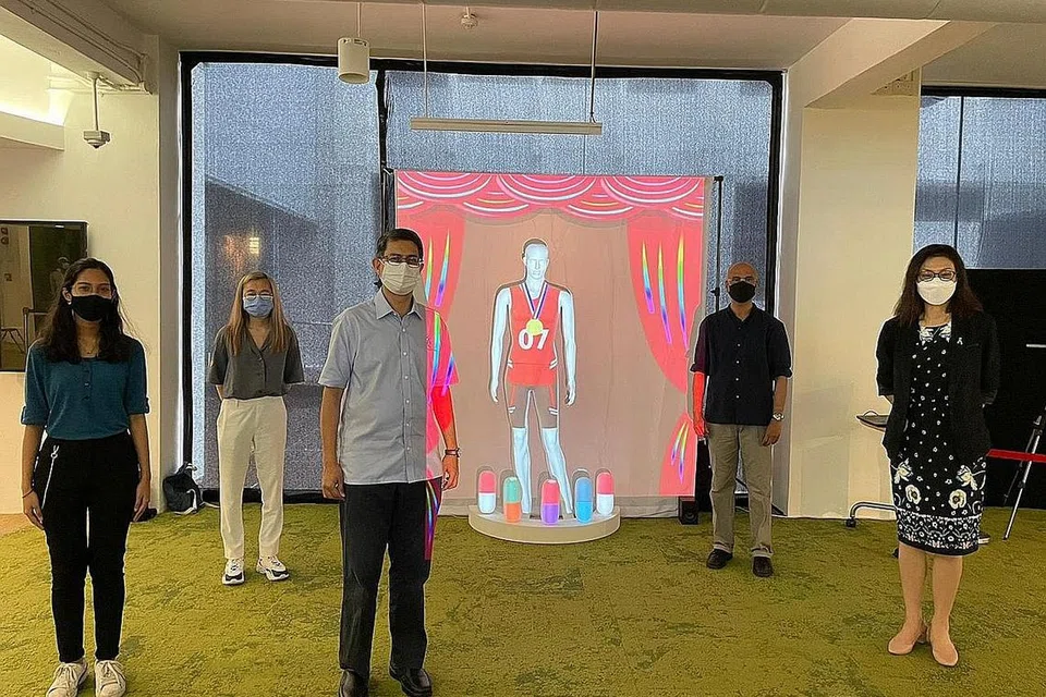 KARYA SENI: (Dari kiri) Cik Lumna, Cik Crystel, Dr Faishal, pensyarah kanan Sekolah Media, Seni dan Desain Politeknik SIngapura (SP) Encik Christian James, dan Timbalan Ketua (Pembangunan) SP Cik Georgina Phua di majlis pelancaran pemasangan seni, Monomania, di SP semalam. - Foto BIRO NARKOTIK PUSAT