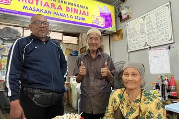 Pasangan adik beradik warga emas, Encik Idris Latif, 75 tahun (tengah), dan kakaknya, Cik Roshi, 79 tahun, bersama seorang pelanggan setia sejak puluhan tahun lalu, Encik Aziz Mohd, 46 tahun.