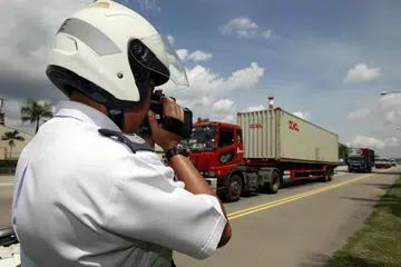 JANGAN PANDU LAJU: Polis menggunakan kamera tembak laju bagi merakam mana-mana pengguna jalan raya yang melanggar had laju yang ditetapkan dengan saman dan notis saman.  