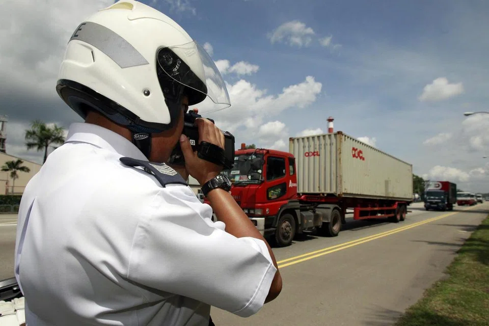 JANGAN PANDU LAJU: Polis menggunakan kamera tembak laju bagi merakam mana-mana pengguna jalan raya yang melanggar had laju yang ditetapkan dengan saman dan notis saman.  