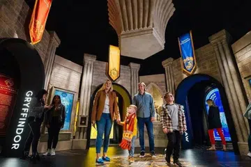 PAMERAN HARRY POTTER: Peminat siri filem popular Harry Potter berpeluang menjengah alam magis filem itu dalam pameran di The Londoner Macau pada Disember. 