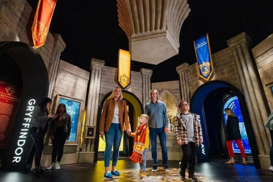 PAMERAN HARRY POTTER: Peminat siri filem popular Harry Potter berpeluang menjengah alam magis filem itu dalam pameran di The Londoner Macau pada Disember. 