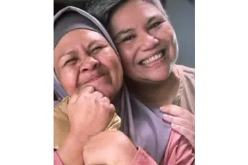 ADIK KAKAK: Fauziah atau lebih mesra dengan panggila Ogy (kiri) dan adiknya Fazlina (kanan) akhirnya berganding dalam telefilem yang mengisahkan tentang pengorban adik menjaga kakaknya yang kurang daya intelektual. - Foto INSTAGRAM OGY AHMAD DAUD