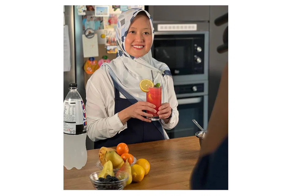 MUDAH DAN LEBIH SIHAT: Cik Rahayu Mahzam memulakan usaha kongsi resipi makanan lebih sihat pada 2022, dan berkongsi 30 resipi di Instagram dan TikToknya pada 2023, seperti mi rebus, aglio olio dan air tembikai spritz. - Foto-foto ihsan RAHAYU MAHZAM 