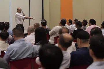 LANGKAH PULIH KEYAKINAN: Dr Janil Puthucheary bercakap kepada teksi dan kereta sewa privet (PHC) mengenai keadaan virus korona novel yang sedang berlaku. - Foto BH oleh ALPHONSUS CHERN