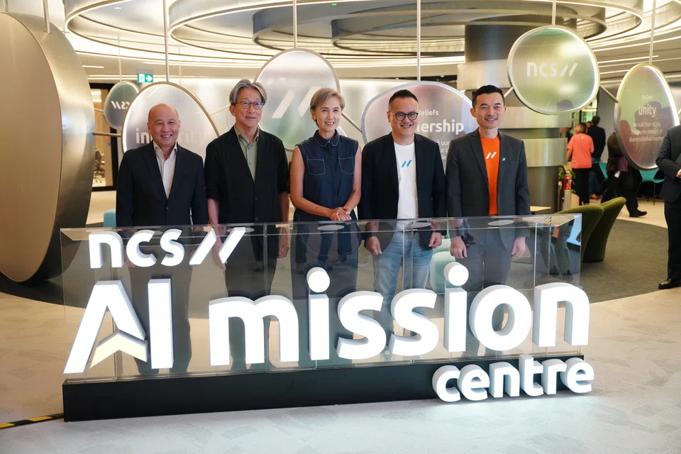 (Dari Kiri) Ketua Pegawai Eksekutif (CEO) Singtel Group, Encik Yuen Kuan Moon; Pengerusi NCS, Encik Lim Swee Say; Menteri Penerangan dan Pembangunan Digital, Cik Josephine Teo; CEO NCS, Encik Sam Liew dan Ketua Pegawai Kecerdasan Buatan (AI) NCS, Encik Edward Chen di majlis pelancaran Pusat Misi AI NCS di Ang Mo Kio pada 29 Oktober.