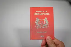 TEMPAT KEDUA: Pasport Singapura kekal sebagai pasport kedua 'paling berkuasa'. - Foto fail