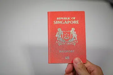 TEMPAT KEDUA: Pasport Singapura kekal sebagai pasport kedua 'paling berkuasa'. - Foto fail