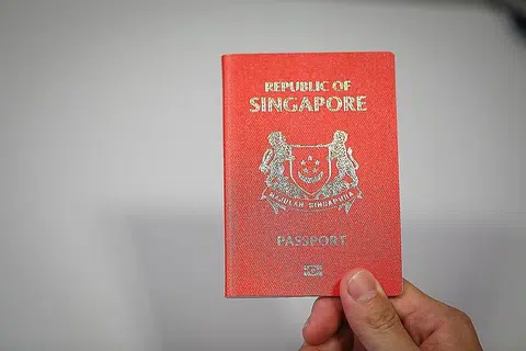 TEMPAT KEDUA: Pasport Singapura kekal sebagai pasport kedua 'paling berkuasa'. - Foto fail