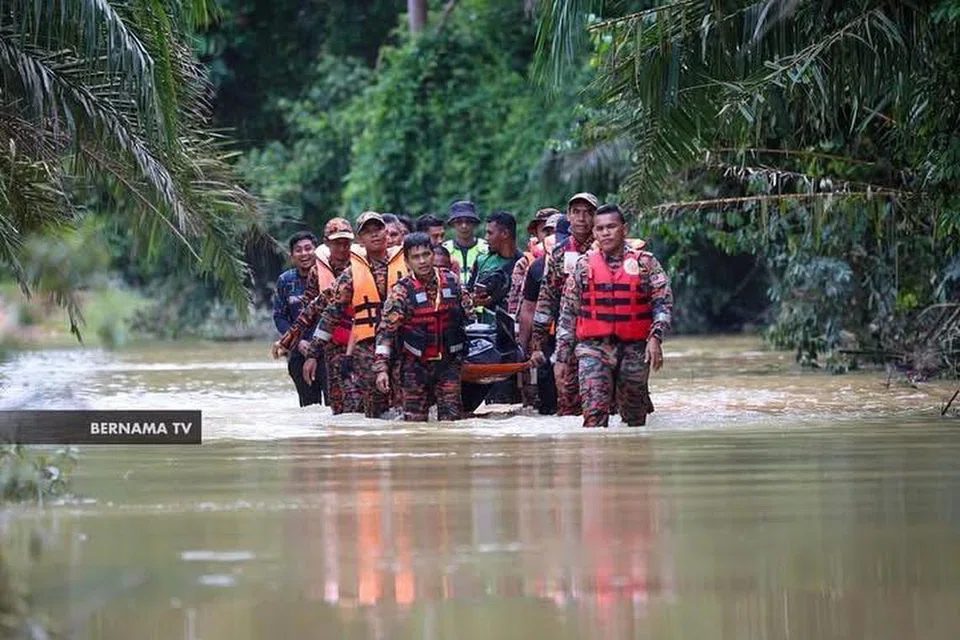 Pasukan Bomba dan Penyelamat mengangkat mayat seorang lelaki, Allahyarham Wan Muhamad Firdaus Wan Nasir, yang ditemui lemas selepas motosikal ditunggangnya ketika meredah banjir dihanyutkan arus di Dungun, Terengganu, pada 1 Disember. Mayatnya ditemui pasukan penyelamat kira-kira 2.15 petang pada 2 Disember.