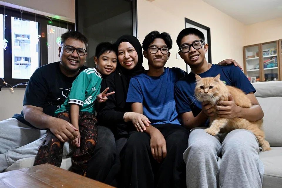 Bekas pesakit barah, Faiz Ihsan Mohamad Sofian (dua dari kanan) bersama anggota keluarganya (dari kiri) ayah, Encik Mohamad Sofian Kemat; adik, Faris Ilhan Mohamad Sofian; ibu, Cik Juliana Ramli; dan abang, Firas Isaac Mohamad Sofian.