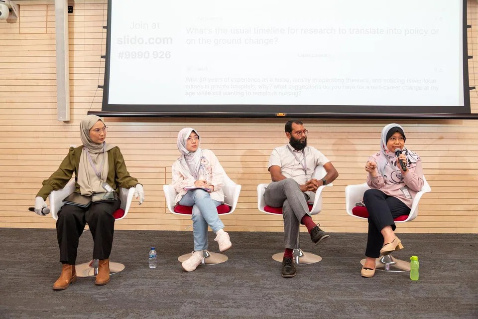 Panel perbincangan ‘Kopi With Healthcare’ pada 9 Mei lalu terdiri daripada (dari kanan) Cik Mardiana Sabtu, Encik Imran Shah, dan Dr Humairah Zainal. Di kiri ialah Cik Nessa Anwar yang bertindak sebagai moderator. Mereka berkongsi tentang laluan kelayakan yang realistik, pertimbangan ekonomi bagi mereka yang ingin bertukar kerjaya, serta bagaimana golongan karyawan daripada latar belakang bukan kesihatan masih boleh memainkan peranan dalam ekosistem penjagaan kesihatan.
