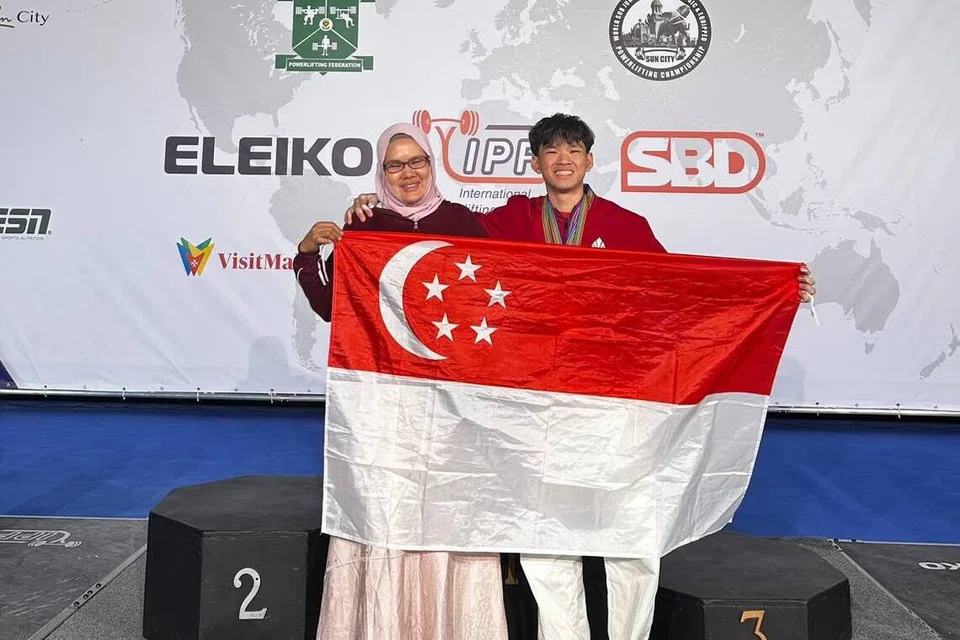Encik Muhammad Hazrul Abdul Malik (kanan) menyifatkan ibunya, Cik Sri Zuraida sebagai penyokong utamanya dalam setiap fasa kehidupan beliau.