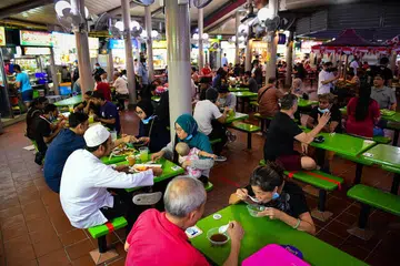Hanya 2 orang boleh makan di luar bersama mulai 21 Jun. - Foto fail