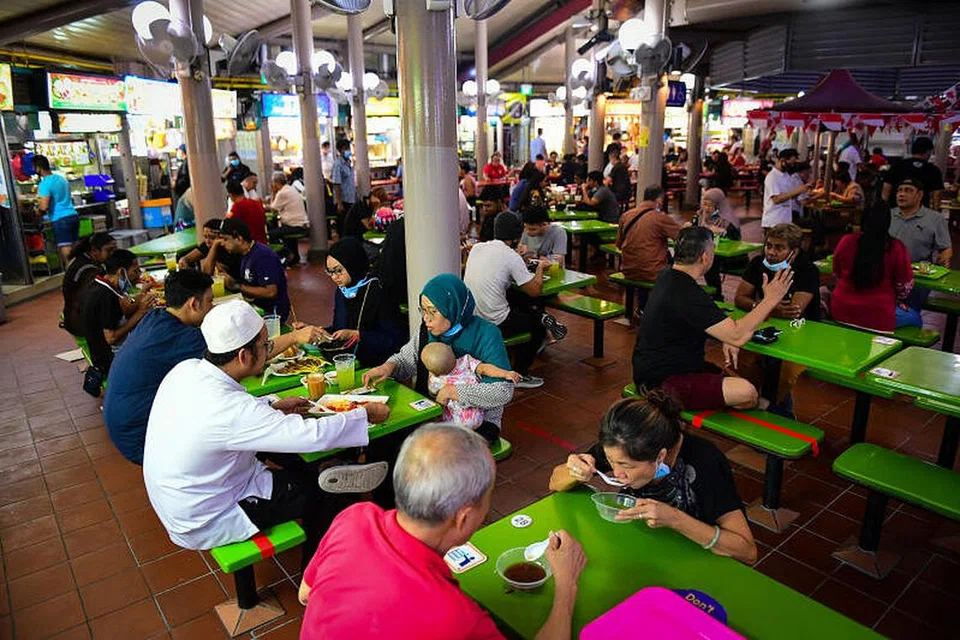 Hanya 2 orang boleh makan di luar bersama mulai 21 Jun. - Foto fail