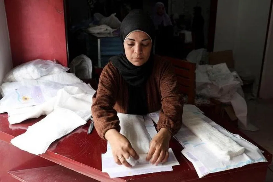 Wanita di Palestin ini menggunakan bahan pakaian kitar semula semasa pandemik Covid-19, untuk dijadikan bahan membuat lampin. Lampin menjadi satu keperluan di tengah-tengah konflik Israel-Palestin.