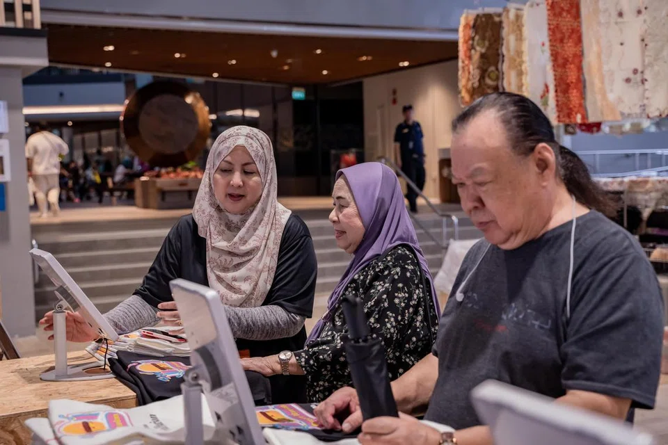 Pengunjung bakal berpeluang mencuba permainan perkataan, mengasah ilmu terjemahan, serta meneroka alat kecerdasan buatan (AI) di reruai Berita Harian (BH) di Raikan Ilmu@Heartlands 2025. Gambar merakam pengunjung ketika melewati reruai BHazar Berita Harian di Anjung@Wisma Geylang Serai pada April 2023.
