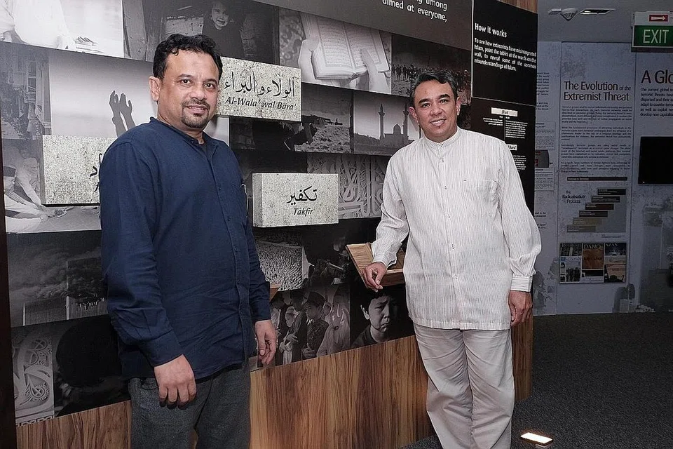 CABARAN BERTERUSAN: Ustaz Dr Mohamed Ali (kanan) dan Ustaz Dr Mohamed Feisal Mohamed Hassan (kiri) berkongsi cabaran yang dihadapi RRG sejak penangkapan anggota JI Singapura buat kali pertama 20 tahun lalu. - Foto BH oleh KHALID BABA