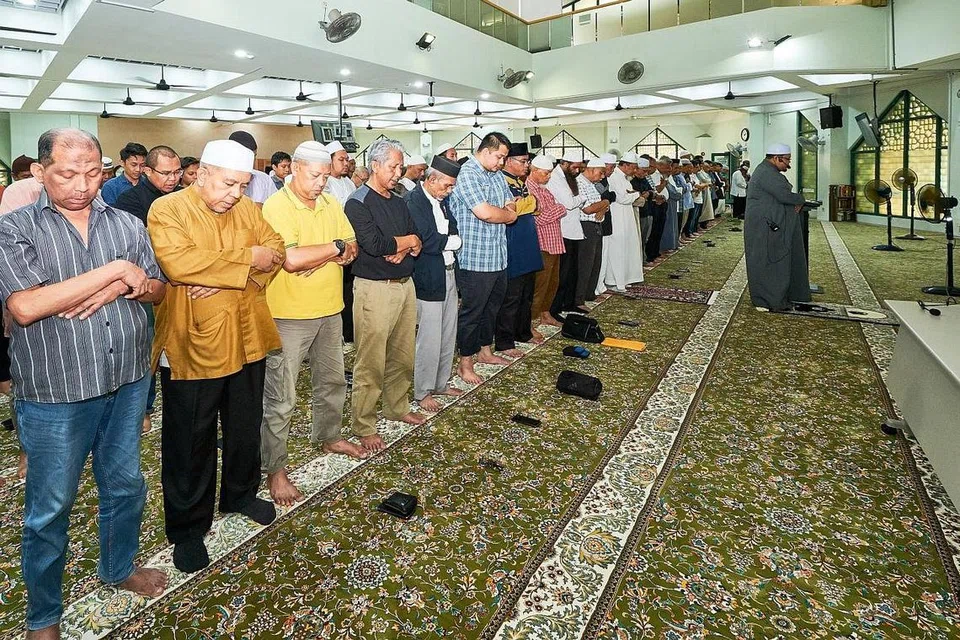 SOLAT SUNAT KUSUF: Ustaz Muhammad Azim memimpin jemaah solat gerhana matahari di Masjid Kassim, diikuti dengan penyamapaian khutbah. - Foto BH oleh ROSLEE ABDUL RAZAK