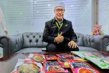 Ketua Rombongan Haji Malaysia, Datuk Seri Syed Saleh Syed Abd Rahman, bersama produk makanan sedia dimakan (MRE) selepas mengadakan lawatan ke Stor Simpanan MRE di Makkah.
