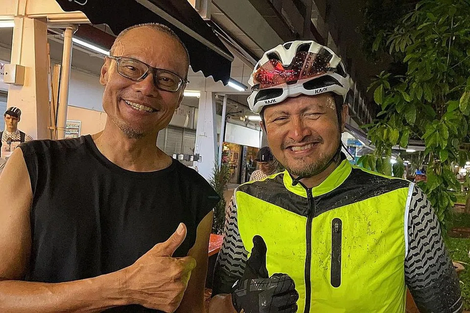 USAHA MURNI DUA SAHABAT: Encik Muhammad Idris Alkhatib (kanan) bergambar bersama rakan seperjuangan, Encik Khoo Swee Chiow, selepas mereka menamatkan acara berbasikal sejauh 500km di Tanah Merah Coastal Road. - Foto-foto ihsan MUHAMMAD IDRIS ALKHATIB 
