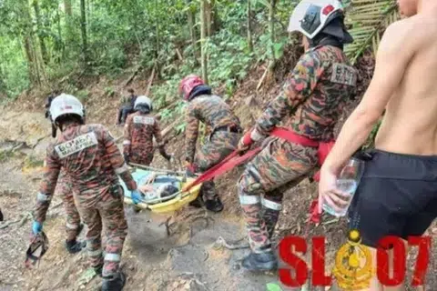 Wanita Singapura yang terjatuh di kawasan air terjun itu telah diserahkan kepada Kementerian Kesihatan Malaysia untuk pemeriksaan dan “tindakan lanjut”, kata Jabatan Bomba dan Penyelamat Rawang, Selangor.