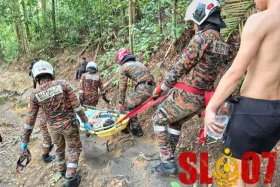 wanita warga Singapura, diselamatkan, terjatuh di kawasan air terjun, Taman Eko Hutan, Kanching di Selangor