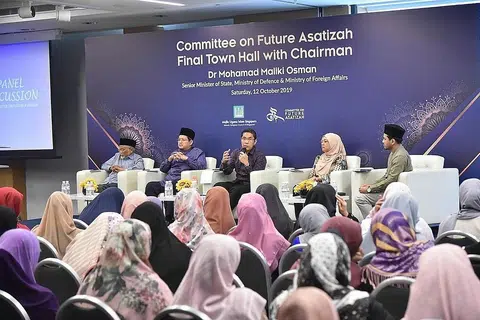 KONGSI PANDANGAN: Dr Maliki Osman (tengah) dan anggota Cofa, (dari kiri) Ustaz Pasuni Maulan, Mufti Dr Mohamed Fatris Bakaram; Naib Dekan, Sekolah Dasar Awam Lee Kuan Yew, Profesor Madya Suzaina Kadir; dan Timbalan Mufti, Dr Nazirudin Mohd Nasir, mendekati asatizah dalam satu perbincangan panel di sesi dewan perbandaran yang diadakan di Pusat Konvensyen Suntec semalam. - Foto MUIS