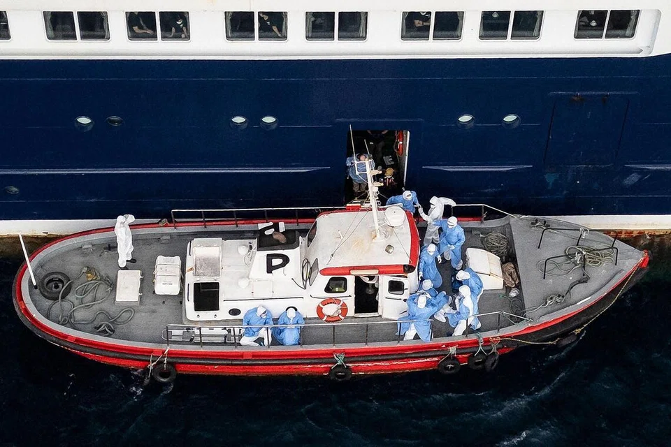 Pandangan dari udara menunjukkan kakitangan kesihatan membantu pesakit menaiki bot dari kapal persiaran, ‘MV Hondius’, ketika berada di luar pelabuhan Praia, ibu kota Cape Verde, pada 6 Mei 2026. Jangkitan penyakit bawaan tikus, hantavirus, di atas kapal itu telah menyebabkan tiga kematian sejauh ini.