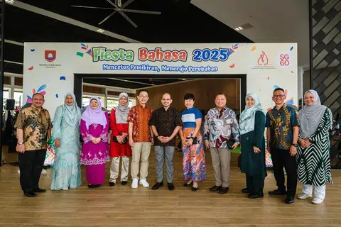 Pengerusi Jawatankuasa Pembelajaran dan Penggalakan Penggunaan Bahasa Melayu (MLLPC) yang juga Anggota Parlimen (AP) GRC Nee Soon, Dr Syed Harun Alhabsyi (tengah), bersama pihak penganjur Fiesta Bahasa daripada MLLPC.