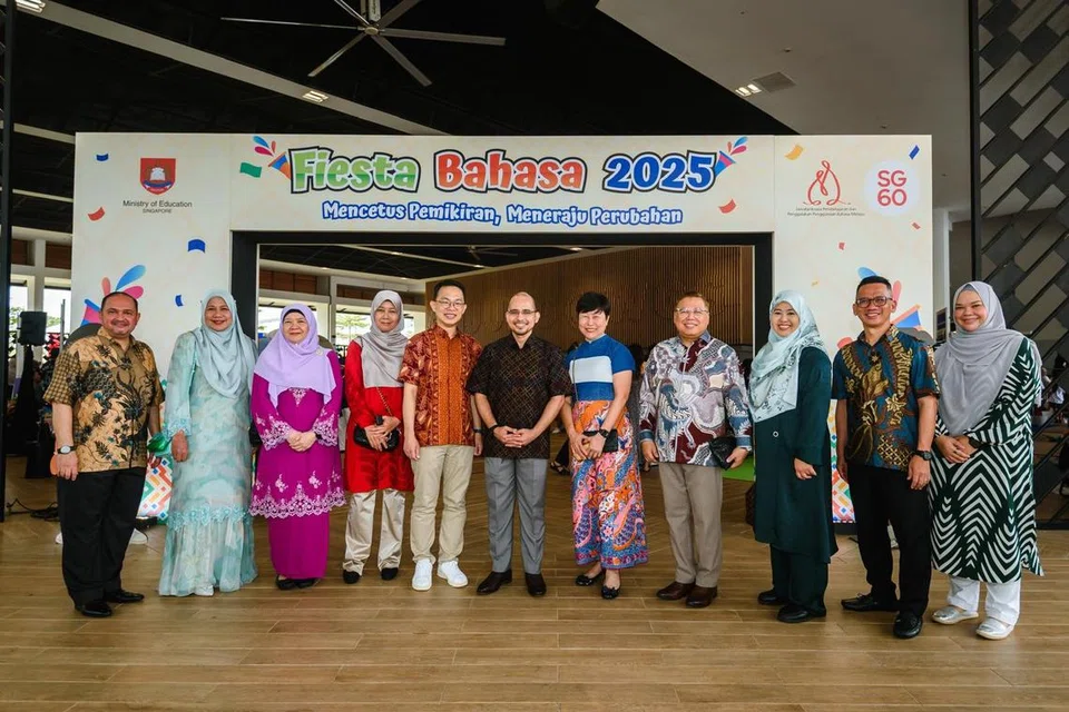 Pengerusi Jawatankuasa Pembelajaran dan Penggalakan Penggunaan Bahasa Melayu (MLLPC) yang juga Anggota Parlimen (AP) GRC Nee Soon, Dr Syed Harun Alhabsyi (tengah), bersama pihak penganjur Fiesta Bahasa daripada MLLPC.