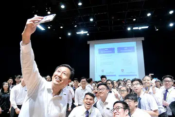 MENGONGSI PANDANGAN: Encik Ong Ye Kung sempat mengambil gambar 'wefie' bersama pelajar ITE Kolej Barat selepas sesi dialognya mengenai pekerjaan dan SkillsFuture dengan pelajar institusi tersebut. - Foto M.O. SALLEH