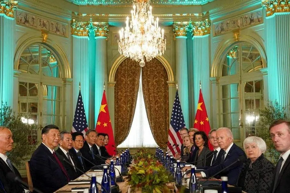 PERTEMUAN MUHIBAH: Rundingan antara Presiden Amerika Syarikat, Encik Joe Biden (tiga dari kanan) dan Presiden China, Encik Xi Jinping (dua dari kiri), dengan pegawai kanan masing-masing di sidang puncak Kerjasama Ekonomi Asia-Pasifik (Apec) di Woodside, California. 