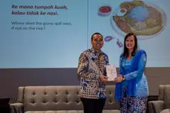 PELANCARAN BUKU: Penulis, Cik Hidayah Amin, memberi senaskhah buku ‘Nasi: When Rice Grains Cry; A Pictorial Guide to Malay Rice Dishes’ kepada Encik Zhulkarnain Abdul Rahim semasa majlis pelancaran buku tersebut di Wisma Geylang Serai pada Ahad.