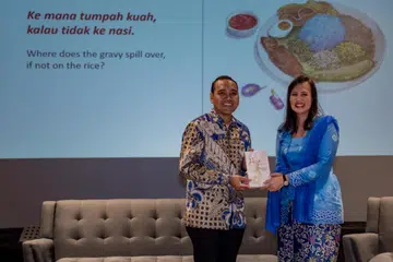 PELANCARAN BUKU: Penulis, Cik Hidayah Amin, memberi senaskhah buku ‘Nasi: When Rice Grains Cry; A Pictorial Guide to Malay Rice Dishes’ kepada Encik Zhulkarnain Abdul Rahim semasa majlis pelancaran buku tersebut di Wisma Geylang Serai pada Ahad.