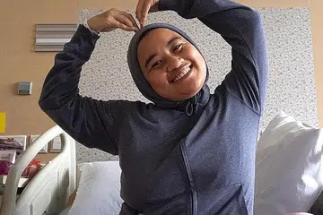 SENTIASA POSITIF: Cik Siti Nur Indra mengingatkan orang ramai agar mematuhi jarak selamat semasa tempoh pemutus litar 28 hari ini. - Foto ihsan SITI NUR INDRA JALAL