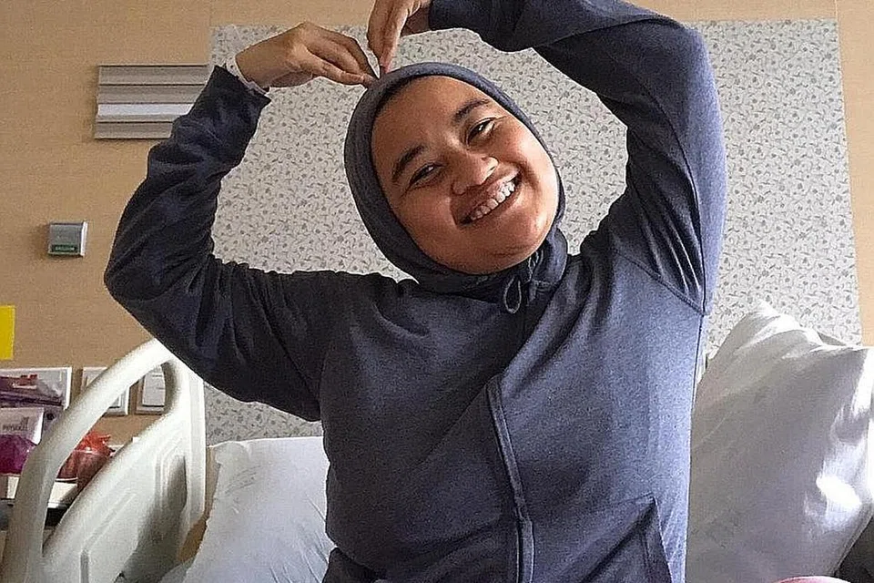 SENTIASA POSITIF: Cik Siti Nur Indra mengingatkan orang ramai agar mematuhi jarak selamat semasa tempoh pemutus litar 28 hari ini. - Foto ihsan SITI NUR INDRA JALAL
