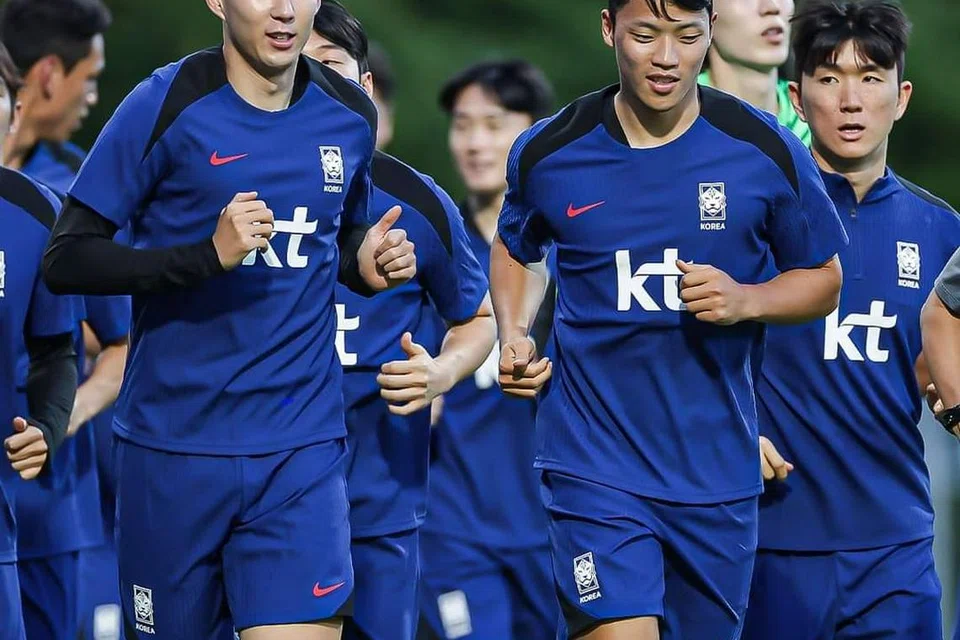 Son Heung-min (kiri) dan Hwang Hee-chan (tiga dari kanan) mengetuai latihan pasukan negara Korea Selatan di Stadium Bishan untuk menentang skuad Singa pada Khamis, 6 Jun nanti. 