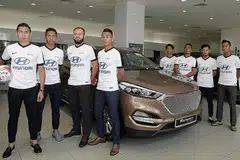 PENAJA BERSAMA YANG BARU: Para pemain yang bakal beraksi dalam musim terbaru Liga-S yang akan bermula Ahad ini memperagakan jersi yang mempunyai logo penaja bersama baru, Hyundai Motors. - Foto FAS
