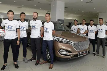 PENAJA BERSAMA YANG BARU: Para pemain yang bakal beraksi dalam musim terbaru Liga-S yang akan bermula Ahad ini memperagakan jersi yang mempunyai logo penaja bersama baru, Hyundai Motors. - Foto FAS