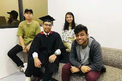 TERUJA DAPAT SUNTIK SEMANGAT BARU: Pendidik bersekutu, Encik Saiful Reduwan Mohamed Noor (dua dari kiri) yang baru-baru ini meraih ijazah Sarjana Muda Psikologi daripada Universiti Sains Kemasyarakatan Singapura (SUSS) terharu bekas pelajarnya (dari kanan) Encik Sharham Sridhar, Cik Nur Liyana Abdul Samad dan Encik Muhammad Ad-Deen Khairy kini membangun cita-cita dalam bidang seni, grafik dan muzik. - Foto BM oleh HARYANI ISMAIL