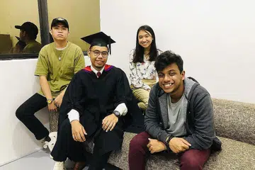 TERUJA DAPAT SUNTIK SEMANGAT BARU: Pendidik bersekutu, Encik Saiful Reduwan Mohamed Noor (dua dari kiri) yang baru-baru ini meraih ijazah Sarjana Muda Psikologi daripada Universiti Sains Kemasyarakatan Singapura (SUSS) terharu bekas pelajarnya (dari kanan) Encik Sharham Sridhar, Cik Nur Liyana Abdul Samad dan Encik Muhammad Ad-Deen Khairy kini membangun cita-cita dalam bidang seni, grafik dan muzik. - Foto BM oleh HARYANI ISMAIL