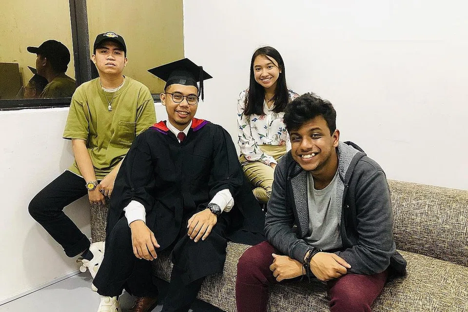 TERUJA DAPAT SUNTIK SEMANGAT BARU: Pendidik bersekutu, Encik Saiful Reduwan Mohamed Noor (dua dari kiri) yang baru-baru ini meraih ijazah Sarjana Muda Psikologi daripada Universiti Sains Kemasyarakatan Singapura (SUSS) terharu bekas pelajarnya (dari kanan) Encik Sharham Sridhar, Cik Nur Liyana Abdul Samad dan Encik Muhammad Ad-Deen Khairy kini membangun cita-cita dalam bidang seni, grafik dan muzik. - Foto BM oleh HARYANI ISMAIL