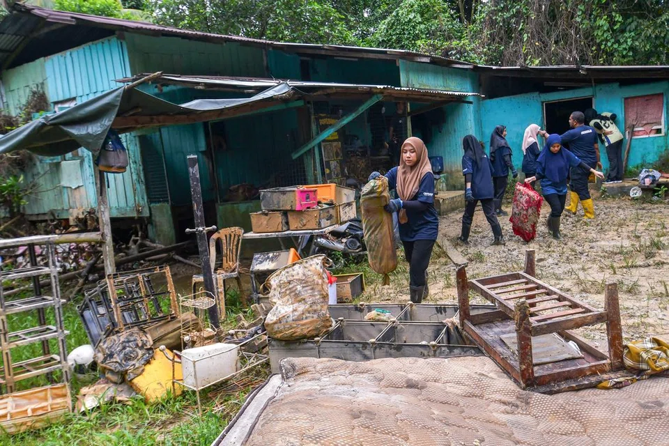 Seramai  40 sukarelawan daripada Universiti Teknologi Mara (UiTM) kampus Machang, Kelantan, bersama ahli Yayasan Kebajikan Muslim (MyFundAction) melakukan kerja pembersihan kediaman mangsa banjir.