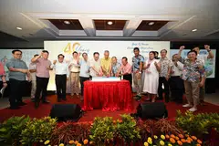 Menteri Kanan, Encik Lee Hsien Loong (lapan dari kiri) bersama anggota penasihat Ang Mo Kio dan rakan seperjuangan dahulu dan sekarang menyambut ulang ke-40 cabang Parti Tindakan Rakyat (PAP) Teck Ghee.