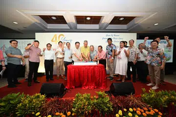 Menteri Kanan, Encik Lee Hsien Loong (lapan dari kiri) bersama anggota penasihat Ang Mo Kio dan rakan seperjuangan dahulu dan sekarang menyambut ulang ke-40 cabang Parti Tindakan Rakyat (PAP) Teck Ghee.
